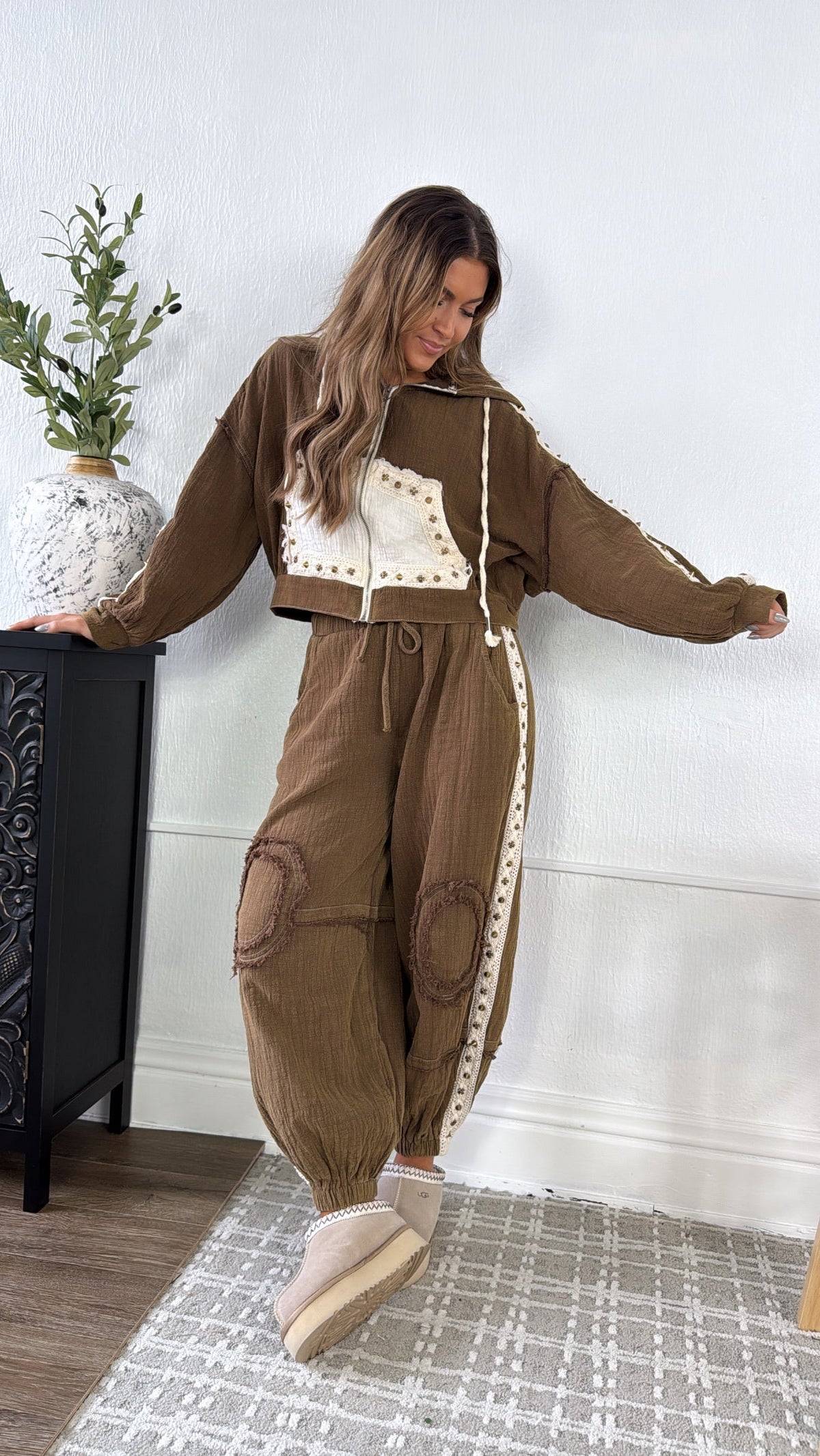 POL: Studded Jogger, Chocolate