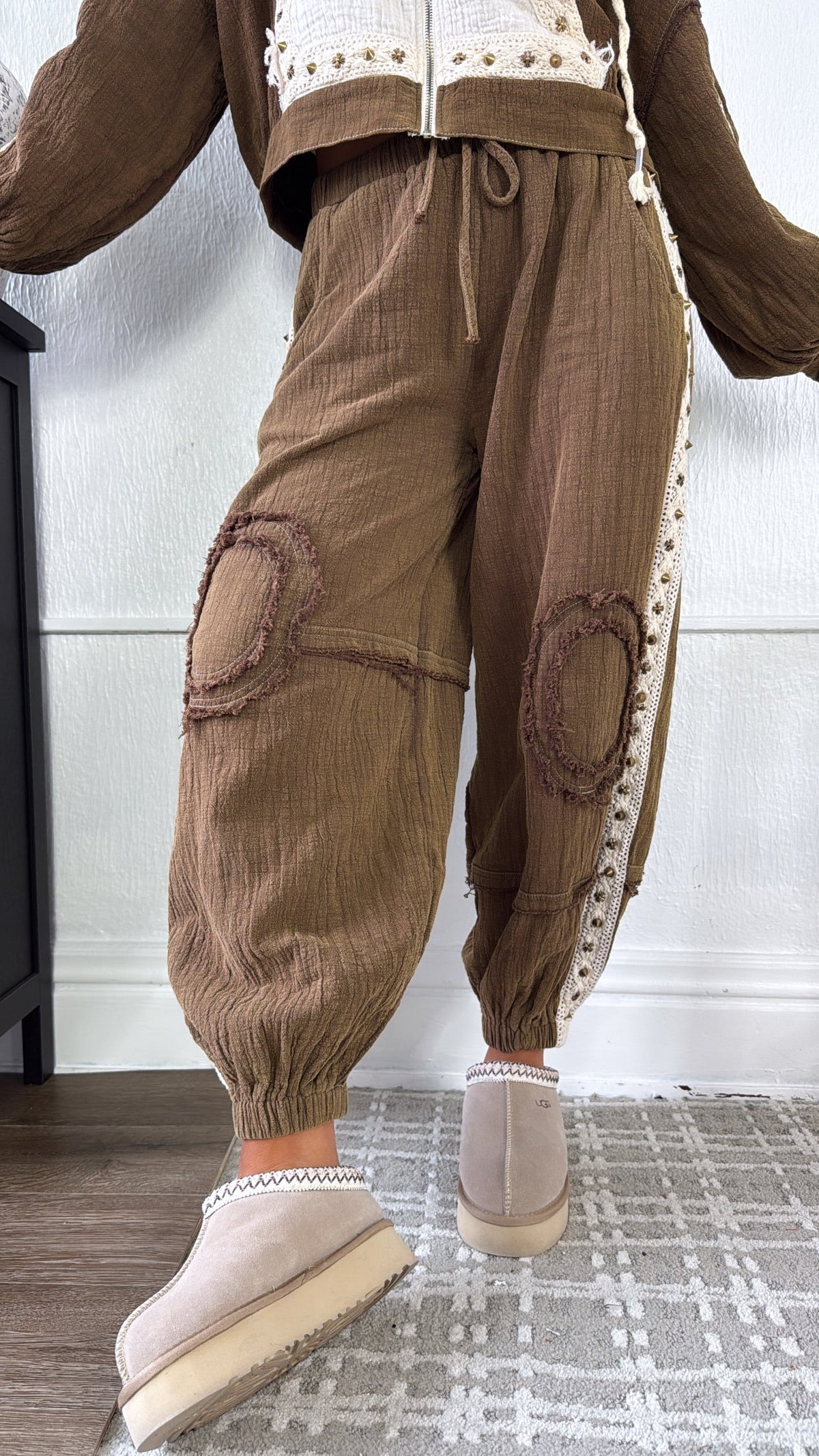 POL: Studded Jogger, Chocolate