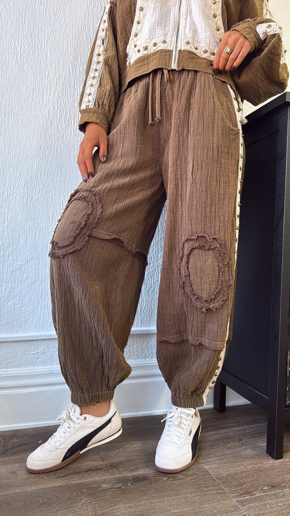 POL: Studded Jogger, Chocolate